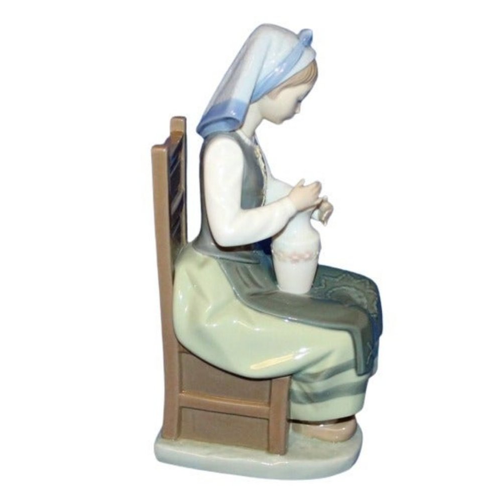Lladro figurine, 1418 flower harmony, girl sitting on chair with flowers